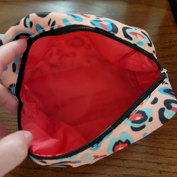 CLJNIQUE COSMETIC BAG  Leopard or Cheetah Print - Picture 6 of 6